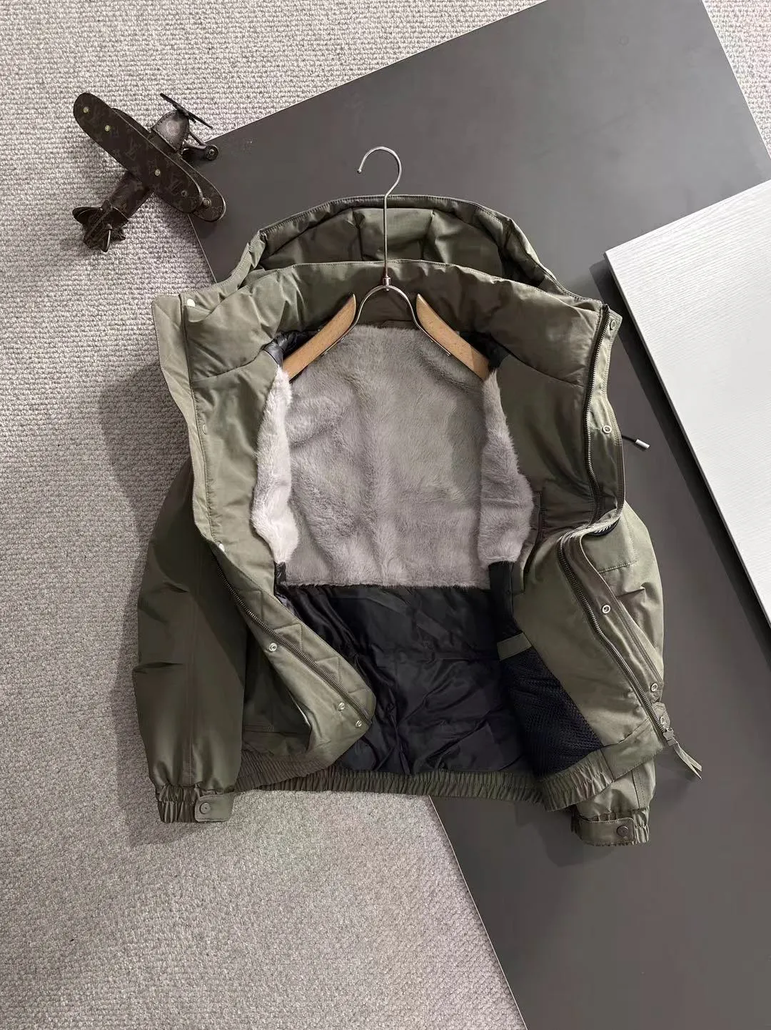 Two-day delivery time P960 Big Goose 🔥🔥 High-end customization 2025 winter official website's latest popular down jacket. Original custom-made hardware accessories for customers, all imported and original customization. Welcome to compare at the counter. Absolutely high quality. Use top-grade 90 white goose down. Super soft. Filled with fluffy and full feathers. Super heavy work. Fabric workmanship is excellent. The version is super perfect. Note⚠The fabric is super comfortable. Exclusive model. High-end quality. A must-have warm and protective artifact in winter. Size: M-3XL